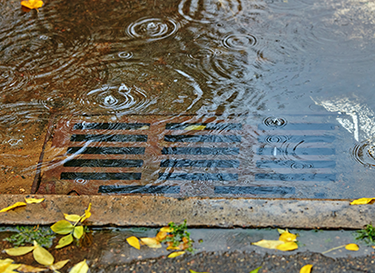 Regenwasser das in Kanalisation fließt