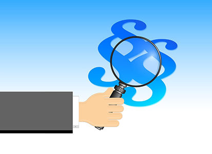 Hand mit Lupe und Paragraph